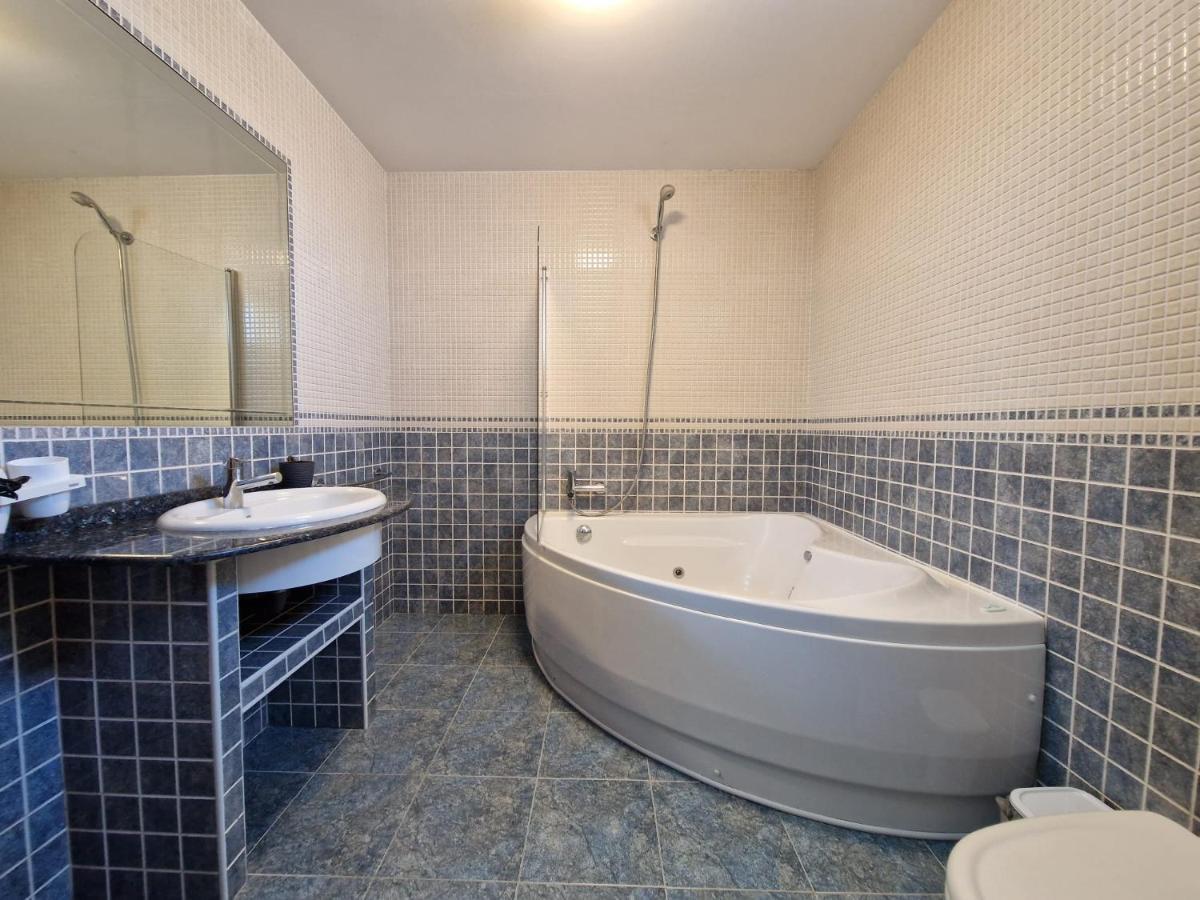 Amplio Y Centrico Piso En O Grove Apartment Ngoại thất bức ảnh